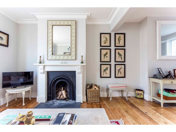 Living room - Elegant and Charming 2 Bedroom Home in Cambridge (Cambridge)