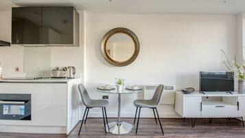 Oven, dishwasher, cookware/dishes/utensils