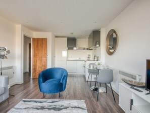 Living room - Beautiful Modern Flat At Basingstoke City Centre (Basingstoke)