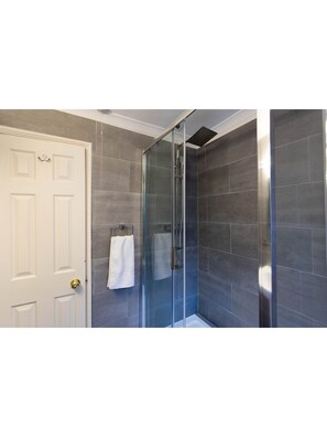 Apartment (1 Bedroom) | Badezimmer | Dusche, Handtücher