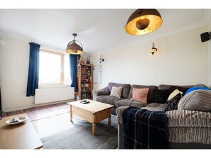 Apartment (1 Bedroom) | Wohnzimmer | 40-Zoll-Fernseher mit Satellitenempfang, Netflix, Streaming-Dienste