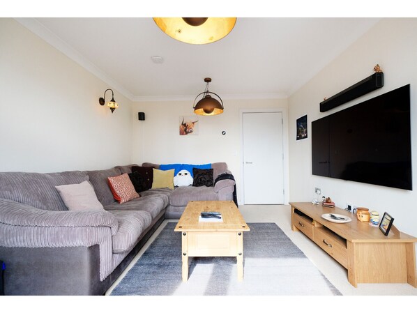 Apartment (1 Bedroom) | Wohnzimmer | 40-Zoll-Fernseher mit Satellitenempfang, Netflix, Streaming-Dienste