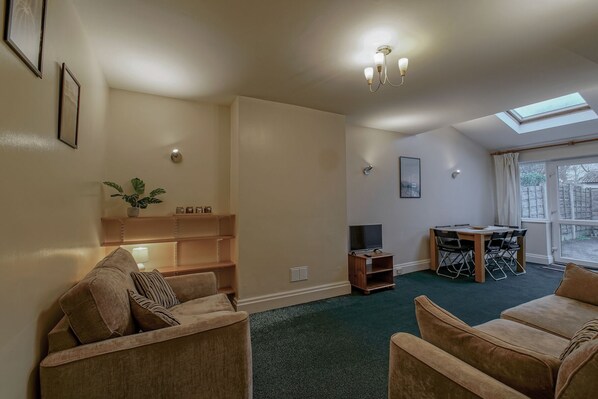 House (4 Bedrooms) | Living room - Spacious & Clean House for up to 7, Manchester! (Manchester)