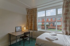 House (4 Bedrooms) - Spacious & Clean House for up to 7, Manchester! (Manchester)