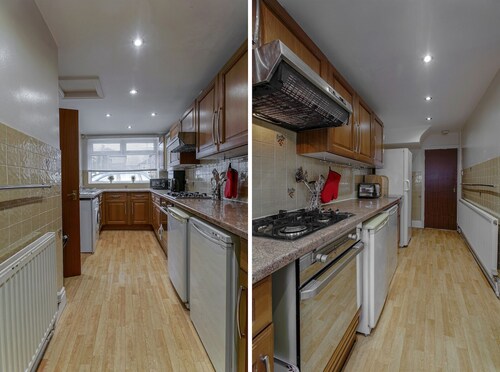 Spacious & Clean House for up to 7, Manchester!