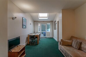 House (4 Bedrooms) | Living room