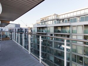 Balcony - Sophisticated & Well Connected Riverside 2BR (London)