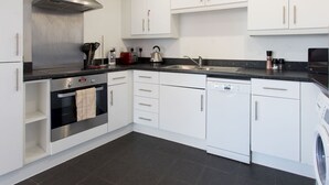 Oven, cookware/dishes/utensils - Sophisticated & Well Connected Riverside 2BR (London)
