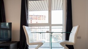 2 bedrooms, iron/ironing board, WiFi (free), bed sheets - Sophisticated & Well Connected Riverside 2BR (London)
