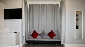 Studio (1 Bedroom) - Bright Studio With a Garden (London)