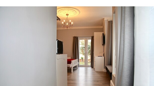 Studio (1 Bedroom) - Bright Studio With a Garden (London)