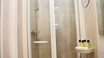 Studio (1 Bedroom) | Badezimmer | Dusche, Handtücher