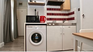 Studio (1 Bedroom) | Private kitchenette - Bright Studio With a Garden (London)