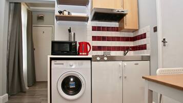Studio (1 Bedroom) | Eigene Kochnische | Mini-Kühlschrank, Mikrowelle, Herdplatte, Wasserkocher