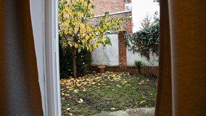 Interior - Bright Studio With a Garden (London)