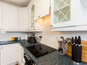Oven, cookware/dishes/utensils - Newly Refurbished 2bdr Flat Close to the Beach (Brighton)