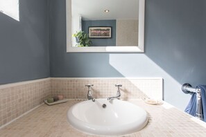 Bathroom - Beautiful 1-br Flat With Garden in Stoke Newington (London)