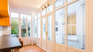 3 bedrooms, desk, iron/ironing board, free WiFi - NEW Luxury 3bdr Property W/conservatory & Garden (Brighton)
