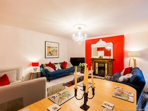 Rumah (3 Bedrooms) | Ruang keluarga | TV layar datar