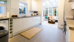 Private kitchen - NEW Luxury 3bdr Property W/conservatory & Garden (Brighton)