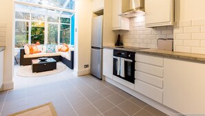 Private kitchen - NEW Luxury 3bdr Property W/conservatory & Garden (Brighton)