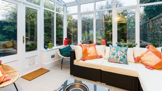 Living room - NEW Luxury 3bdr Property W/conservatory & Garden (Brighton)