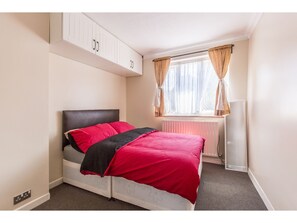 2 soverom, strykejern/-brett og sengetøy