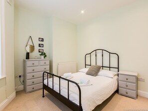 2 dormitoris, escriptori, planxa i posts de planxar i wifi 