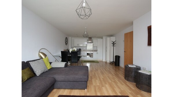 TV - Stunning 2 Bed Oxford Apartment w/ Parking (Oxford)