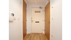 2 bedrooms, iron/ironing board, free WiFi, bed sheets - Stunning 2 Bed Oxford Apartment w/ Parking (Oxford)