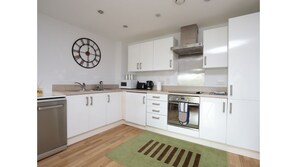 Fridge, microwave, oven, dishwasher - Stunning 2 Bed Oxford Apartment w/ Parking (Oxford)