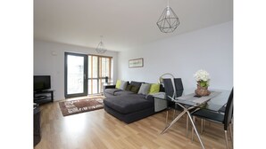 Unclassified image, 3 of 19, button - Stunning 2 Bed Oxford Apartment w/ Parking (Oxford)