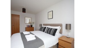 2 bedrooms, iron/ironing board, free WiFi, bed sheets - Stunning 2 Bed Oxford Apartment w/ Parking (Oxford)