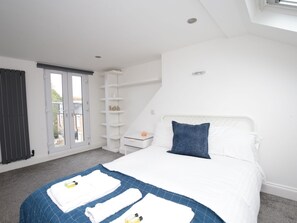 3 bedrooms, iron/ironing board, bed sheets - Stunning Central Oxford 3BR Home Inc. Parking (Oxford)