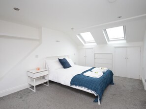 3 bedrooms, iron/ironing board, bed sheets - Stunning Central Oxford 3BR Home Inc. Parking (Oxford)