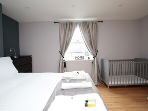 3 bedrooms, iron/ironing board, bed sheets
