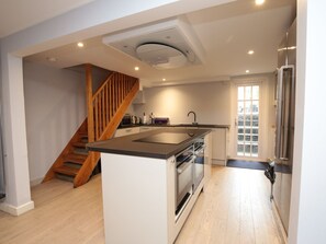 Fridge, microwave, oven, dishwasher - Stunning Central Oxford 3BR Home Inc. Parking (Oxford)