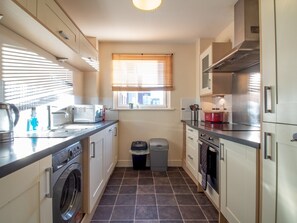 House (4 Bedrooms) | Private kitchen | Oven, stovetop, cookware/dishes/utensils - Bright & Spacious 4BD Suburban Home- Free Parking! (Edinburgh)