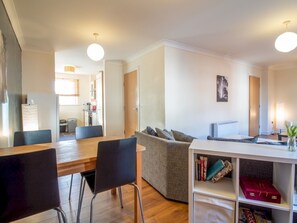 Talo (4 Bedrooms) | Olohuone | Taulutelevisio