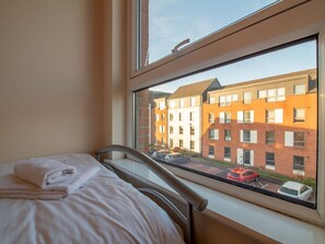 House (4 Bedrooms) | 4 bedrooms, iron/ironing board, bed sheets - Bright & Spacious 4BD Suburban Home- Free Parking! (Edinburgh)