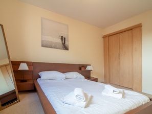 House (4 Bedrooms) | 4 bedrooms, iron/ironing board, bed sheets - Bright & Spacious 4BD Suburban Home- Free Parking! (Edinburgh)