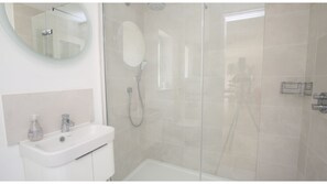 Apartment (1 Bedroom) | Badezimmer