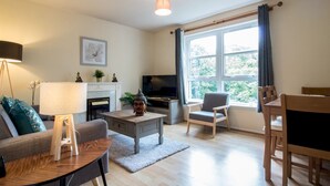 Apartment (2 Bedrooms) | Living room - Bright & Tranquil Apartment Close to City Centre (Edinburgh)