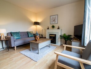 Apartment (2 Bedrooms) | Living room | Fireplace - Bright & Tranquil Apartment Close to City Centre (Edinburgh)