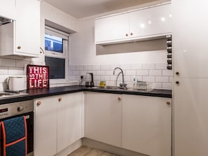 Oven, cookware/dishes/utensils - Cosy 1-bedroom Flat in South London (London)