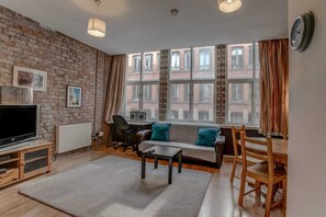 อพาร์ทเมนท์ (2 Bedrooms) | ห้องนั่งเล่น | ทีวี, Netflix, บริการสตรีมมิ่ง