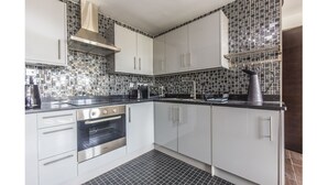 Appartement (2 Bedrooms) | Cuisine privée | Cafetière/bouilloire, réfrigérateur, micro-ondes, grille-pain
