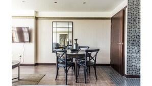Appartement (2 Bedrooms) | Restauration dans la chambre