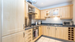 Apartment (1 Bedroom) | Private kitchen | Fridge, oven, dishwasher, cookware/dishes/utensils - Spacious Sleek & Modern 7 Mins Walk to City Centre (York)