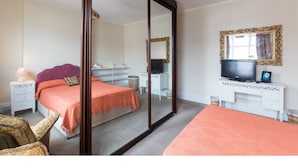4 bedrooms, iron/ironing board, free WiFi, bed sheets - Stylish 4 Bedroom House With a Garden (London)